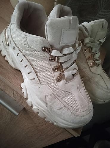 Debele “chunky” patike u beloj boji sa zlatnim detaljima. - na lalafo.rs — 3 Debele “chunky” patike u beloj boji sa zlatnim detaljima. - — 3