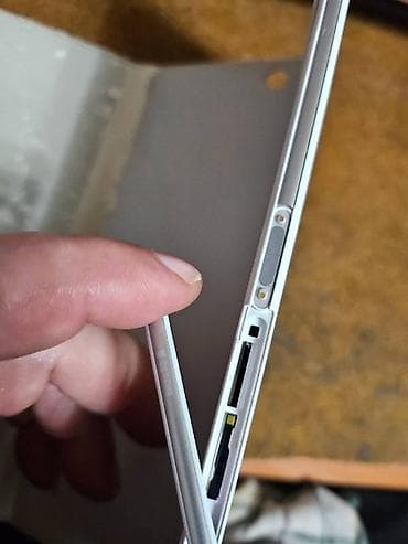 Electronics: Sony Xperia tablet sa originalnom futrolom - Ekran: 8” (prikaz at lalafo.rs — 10 Electronics: Sony Xperia tablet sa originalnom futrolom - Ekran: 8” (prikaz — 10