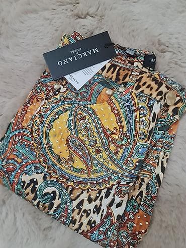 Marciano by Guess ženske pantalone sa upečatljivim printom. - Model na lalafo.rs — 2 Marciano by Guess ženske pantalone sa upečatljivim printom. - Model — 2
