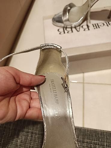 Elegantne srebrne sandale sa tankim kaišićem oko zgloba marke Fratelli na lalafo.rs — 10 Elegantne srebrne sandale sa tankim kaišićem oko zgloba marke Fratelli — 10