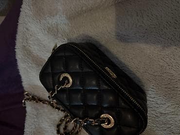 Chanel vanity torbica. Staje dosta stvari,idealna za izlaske i za na lalafo.rs — 5 Chanel vanity torbica. Staje dosta stvari,idealna za izlaske i za — 5