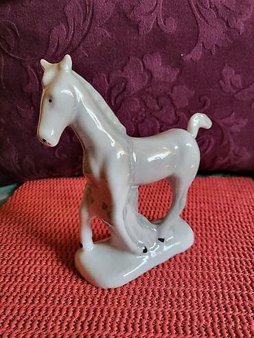 Sport & Hobby: Figura nova porcelanska iz 70ih. Figura bez ostecenja,sve na njoj at lalafo.rs — 1 Sport & Hobby: Figura nova porcelanska iz 70ih. Figura bez ostecenja,sve na njoj — 1