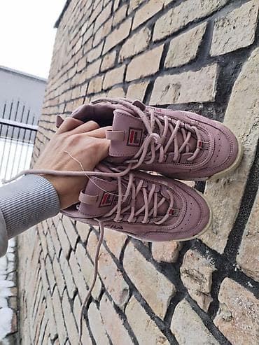 Fila patike br 37, napred malo oljistena jedna na lalafo.rs — 5 Fila patike br 37, napred malo oljistena jedna — 5