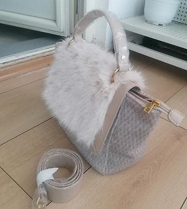 Ženska torba sa preklopom od veštačkog krzna u bež boji. Torba ima dve at lalafo.rs — 6 Ženska torba sa preklopom od veštačkog krzna u bež boji. Torba ima dve — 6