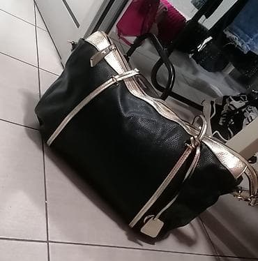 Crna ženska torba sa zlatnim detaljima. Ima dve ručke za nošenje u na lalafo.rs — 4 Crna ženska torba sa zlatnim detaljima. Ima dve ručke za nošenje u — 4