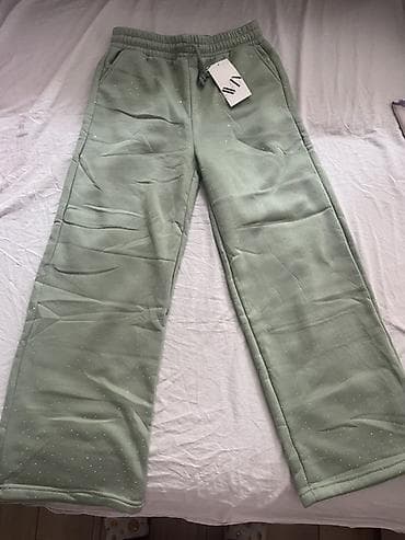 Women's Sweatsuits: Zelene ženske trenerke sa ravnim nogavicama i diskretnim sitnim at lalafo.rs — 1 Women's Sweatsuits: Zelene ženske trenerke sa ravnim nogavicama i diskretnim sitnim — 1