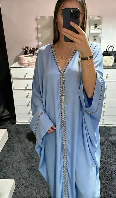 Kaftan/abaja haljina – elegantan, širok kroj sa V‑izrezom i raskošnim na lalafo.rs Kaftan/abaja haljina – elegantan, širok kroj sa V‑izrezom i raskošnim