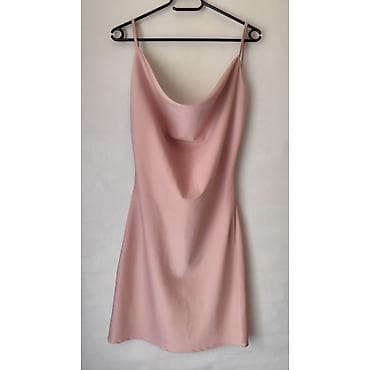 Svilenkasta mini haljina na bretele – puder roze - Model na lalafo.rs Svilenkasta mini haljina na bretele – puder roze - Model