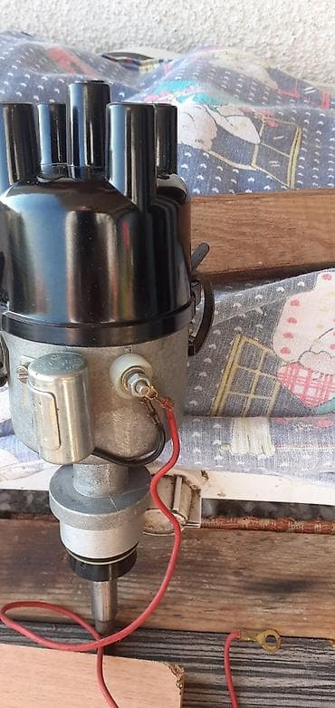 Transport: Automobilski razvodnik paljenja (distriburor) za benzinski motor, 4 at lalafo.rs — 2 Transport: Automobilski razvodnik paljenja (distriburor) za benzinski motor, 4 — 2