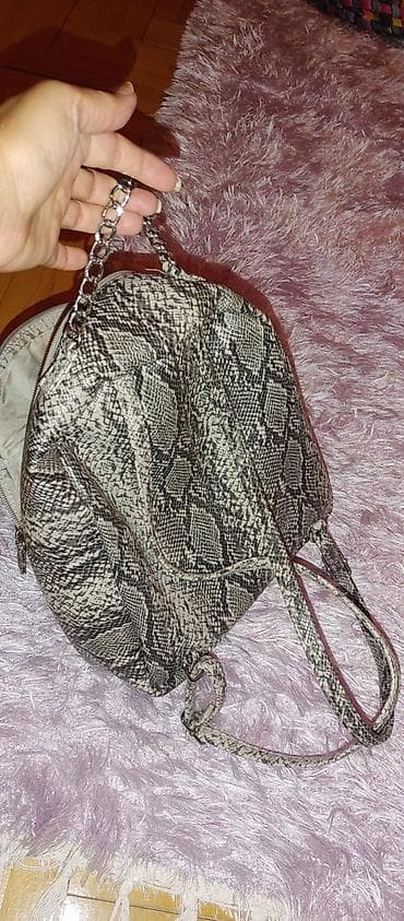Ženska torba/ruksak sa dezenom zmijske kože. - Model 2 u 1: može se at lalafo.rs — 4 Ženska torba/ruksak sa dezenom zmijske kože. - Model 2 u 1: može se — 4