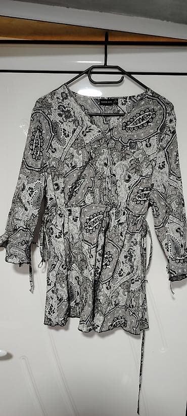 Ženska bluza sa printom u sivim i crnim tonovima (paisley/cvetni na lalafo.rs Ženska bluza sa printom u sivim i crnim tonovima (paisley/cvetni