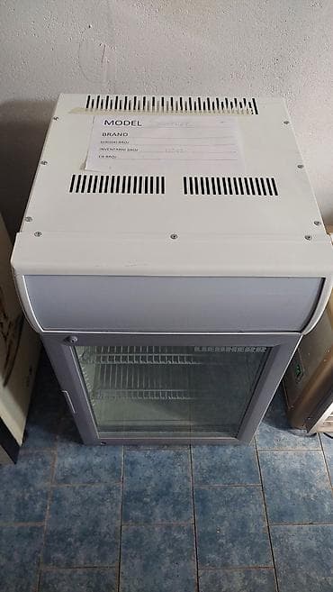 Liebherr mini rashladna vitrina sa staklenim vratima – idealna za na lalafo.rs — 2 Liebherr mini rashladna vitrina sa staklenim vratima – idealna za — 2