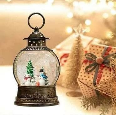 Ukrasna novogodišnja lanterna sa snežnom kuglom - Dekorativna na lalafo.rs — 1 Ukrasna novogodišnja lanterna sa snežnom kuglom - Dekorativna — 1