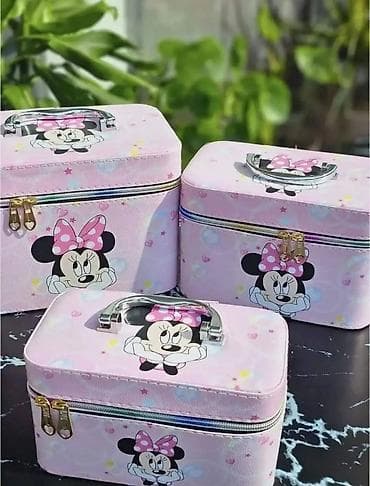 Komplet kozmetičkih/putnih nesesera za decu i tinejdžere sa motivima na lalafo.rs Komplet kozmetičkih/putnih nesesera za decu i tinejdžere sa motivima