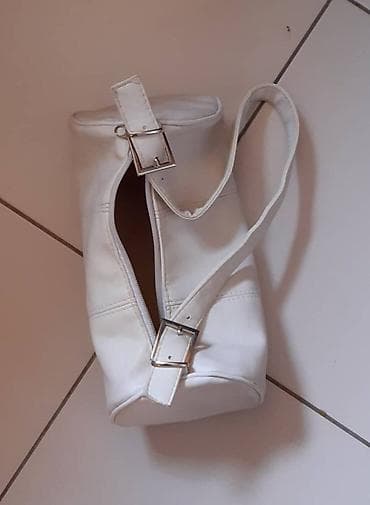 cista koza broj: Bela kožna torbica sa ručkom na rame. Dimenzije: 28 x 19 x 13 cm na lalafo.rs — 2 cista koza broj: Bela kožna torbica sa ručkom na rame. Dimenzije: 28 x 19 x 13 cm — 2