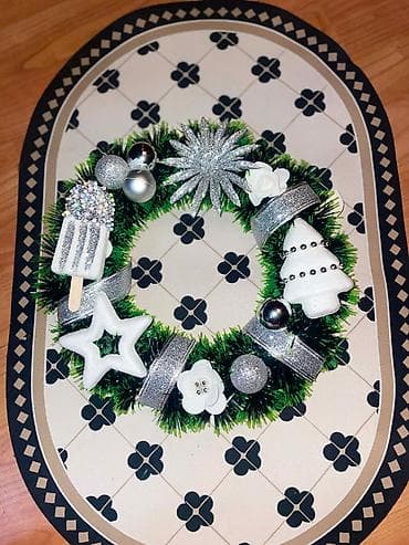 Novogodišnji/dekorativni venac – zelena osnova ukrašena srebrnim na lalafo.rs — 2 Novogodišnji/dekorativni venac – zelena osnova ukrašena srebrnim — 2