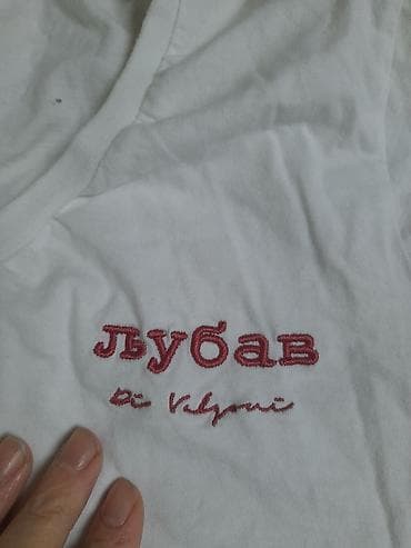Bela ženska majica kratkih rukava sa V-izrezom. Na prednjoj levoj na lalafo.rs — 2 Bela ženska majica kratkih rukava sa V-izrezom. Na prednjoj levoj — 2
