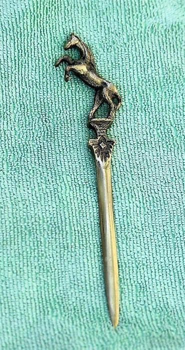 Antiques: Vintage mesingani nož za pisma sa figurom konja. ANTIKVITET par at lalafo.rs — 1 Antiques: Vintage mesingani nož za pisma sa figurom konja. ANTIKVITET par — 1