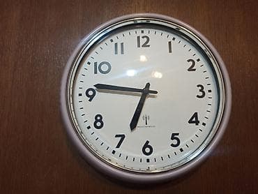 Kvarcni zidni sat sa radio kontrolom tačnosti, retro izgleda, u na lalafo.rs Kvarcni zidni sat sa radio kontrolom tačnosti, retro izgleda, u