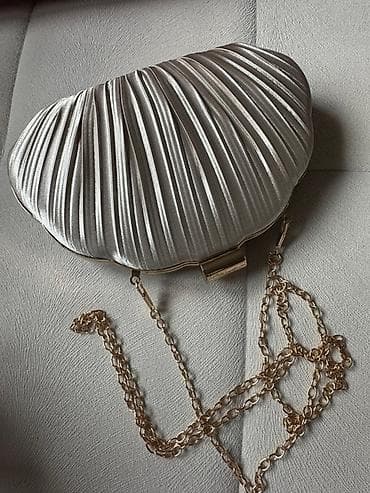 Elegantna večernja torbica – školjkasti oblik - Materijal: satenski na lalafo.rs Elegantna večernja torbica – školjkasti oblik - Materijal: satenski