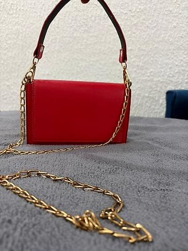 Crvena ženska torbica sa elegantnim dizajnom, idealna za nošenje preko at lalafo.rs — 2 Crvena ženska torbica sa elegantnim dizajnom, idealna za nošenje preko — 2