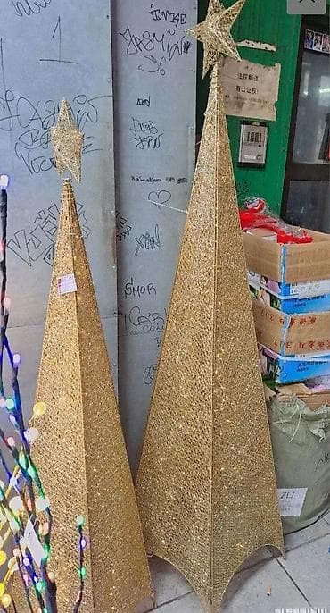 Svetleća zlatna piramida – jelka u dve dimenzije 🎄 Elegantna i na lalafo.rs — 1 Svetleća zlatna piramida – jelka u dve dimenzije 🎄 Elegantna i — 1