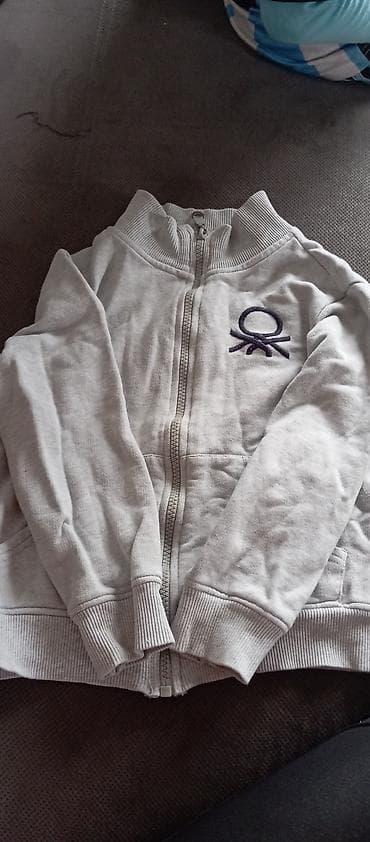 Sivi duks na rajsferšlus sa visokim rebrastim kragnom. - Brend na lalafo.rs — 2 Sivi duks na rajsferšlus sa visokim rebrastim kragnom. - Brend — 2