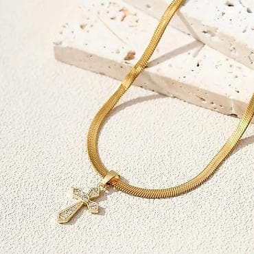 Zlatna ogrlica sa krstićem - Dizajn: elegantan herringbone/flat na lalafo.rs Zlatna ogrlica sa krstićem - Dizajn: elegantan herringbone/flat