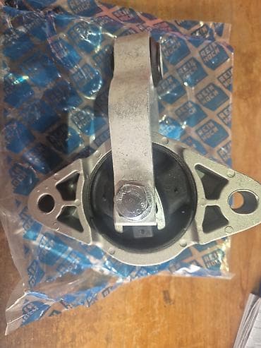 Desni nosač motora Reno Laguna 3 2,0 dCI (kraka) – aluminijumsko na lalafo.rs Desni nosač motora Reno Laguna 3 2,0 dCI (kraka) – aluminijumsko