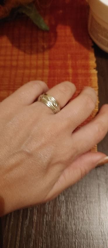 Srebrni prsten – masivniji model sa reljefnim ukrasnim bordurama - na lalafo.rs — 1 Srebrni prsten – masivniji model sa reljefnim ukrasnim bordurama - — 1