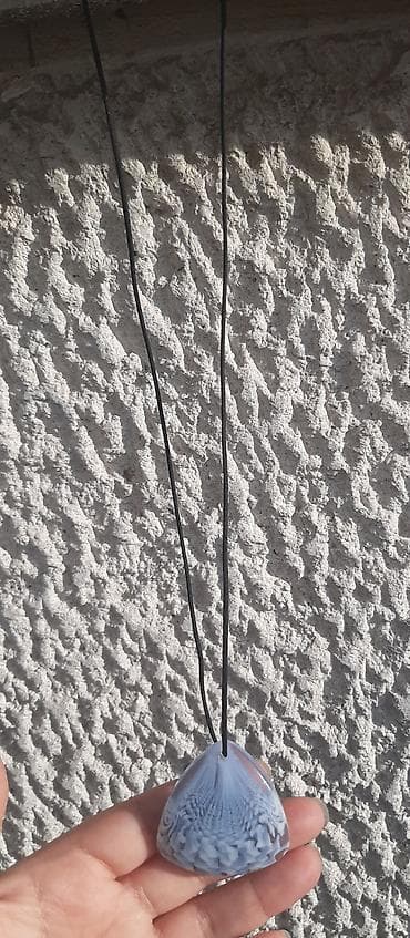 Retro plavi privezak u obliku školjke Privezak je iz 90-tih godina na lalafo.rs — 8 Retro plavi privezak u obliku školjke Privezak je iz 90-tih godina — 8