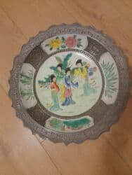 Dekorativna kineski tanjir sa metalnim okvirom - Ručno oslikana na lalafo.rs Dekorativna kineski tanjir sa metalnim okvirom - Ručno oslikana