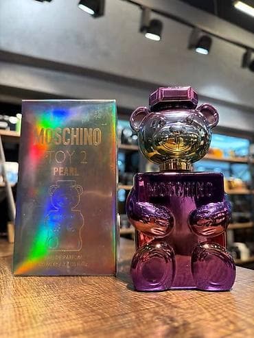 Ovo je Moschino Toy 2 Pearl Eau De Parfum. Uniseks cvetni voćni miris na lalafo.rs Ovo je Moschino Toy 2 Pearl Eau De Parfum. Uniseks cvetni voćni miris