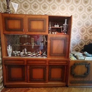 Regal iz tri dela očuvan, Aranđelovac, u odličnom stanju. Obavezan na lalafo.rs Regal iz tri dela očuvan, Aranđelovac, u odličnom stanju. Obavezan