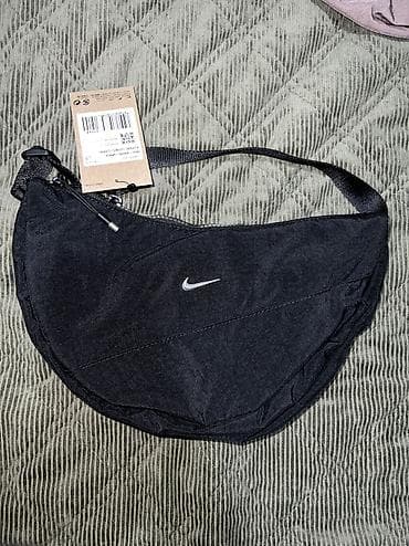 NIKE Aura Crescent Crossbody Bag NOVO
UNISEX model
(4L) HQ4370 214 na lalafo.rs — 9 NIKE Aura Crescent Crossbody Bag NOVO
UNISEX model
(4L) HQ4370 214 — 9