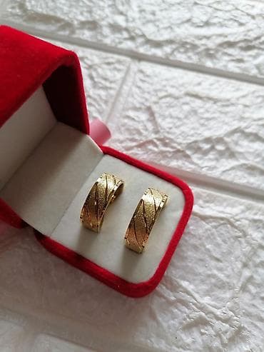 Set burmi – elegantne zlatne venčane burme u crvenoj plišanoj kutiji na lalafo.rs — 2 Set burmi – elegantne zlatne venčane burme u crvenoj plišanoj kutiji — 2