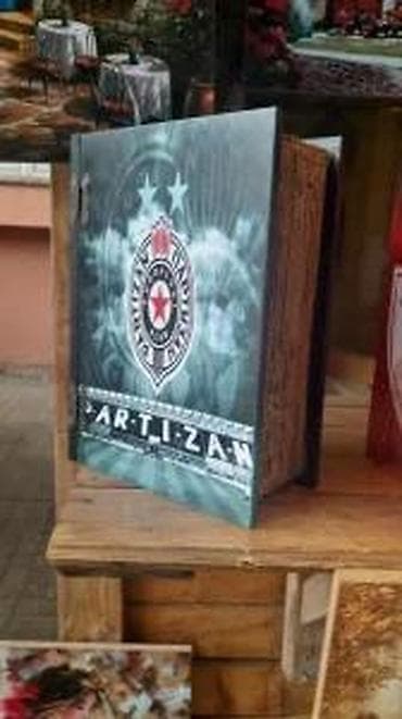 Home Decor: PARTIZAN GROBARI DRVENA KUTIJA-KNJIGA NOVA PARNI VALJAK JNA | Cene at lalafo.rs — 2 Home Decor: PARTIZAN GROBARI DRVENA KUTIJA-KNJIGA NOVA PARNI VALJAK JNA | Cene — 2