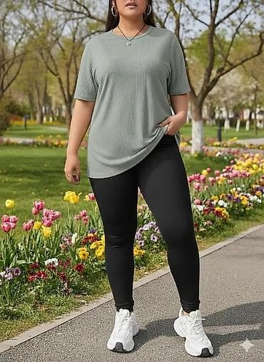 Ženska rebrasta oversized majica s kratkim rukavima - Kroj: ležeran at lalafo.rs — 2 Ženska rebrasta oversized majica s kratkim rukavima - Kroj: ležeran — 2