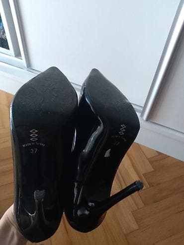 Crne lakovane cipele, obuvene jednom. Br. 37 na lalafo.rs — 2 Crne lakovane cipele, obuvene jednom. Br. 37 — 2