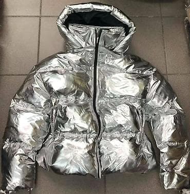 Metalik srebrna zimska jakna – puffer model sa kapuljačom - na lalafo.rs Metalik srebrna zimska jakna – puffer model sa kapuljačom -