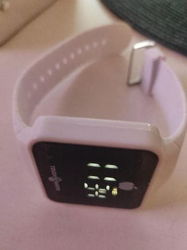 Digitalni ručni sat – bele boje - Pravougaono kućište sa crnim na lalafo.rs — 2 Digitalni ručni sat – bele boje - Pravougaono kućište sa crnim — 2