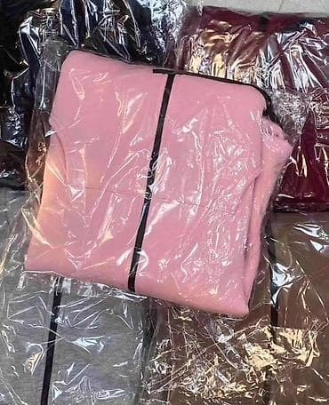 zenske original guess: Zenska trenerka
Velicina: S,M,L,XL na lalafo.rs — 2 zenske original guess: Zenska trenerka
Velicina: S,M,L,XL — 2