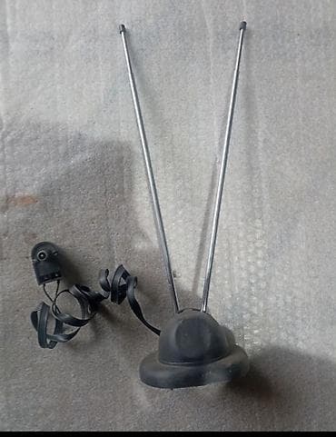 Dve sobne antene sa slike,sa prve tri slike antena na struju,sa zadnje na lalafo.rs — 5 Dve sobne antene sa slike,sa prve tri slike antena na struju,sa zadnje — 5