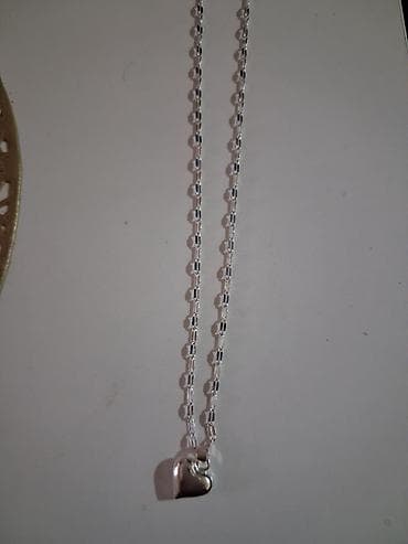 Accessories: Ogrlica srebrne boje sa priveskom u obliku srca. Lanac je izrađen od at lalafo.rs — 5 Accessories: Ogrlica srebrne boje sa priveskom u obliku srca. Lanac je izrađen od — 5