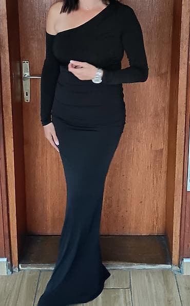 Elegantna dugačka haljina na jedno rame – crna - Model: asimetrično na lalafo.rs Elegantna dugačka haljina na jedno rame – crna - Model: asimetrično