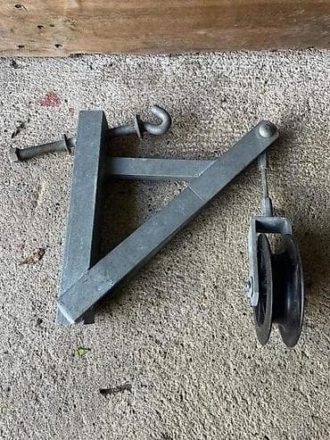 Metalni nosač sa remenicom za sajlu/konopac - Konstrukcija: masivni na lalafo.rs Metalni nosač sa remenicom za sajlu/konopac - Konstrukcija: masivni