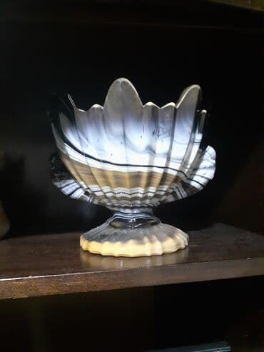 Dekorativna činija na stalku od presovanog stakla, talasaste ivice u at lalafo.rs Dekorativna činija na stalku od presovanog stakla, talasaste ivice u