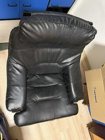 Kožna lounge/fotelja u crnoj boji - Duboko, široko sedište sa debelim na lalafo.rs Kožna lounge/fotelja u crnoj boji - Duboko, široko sedište sa debelim