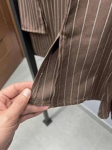 Elegantna mini haljina na pruge – off-shoulder kroj - Model: ženska na lalafo.rs — 4 Elegantna mini haljina na pruge – off-shoulder kroj - Model: ženska — 4