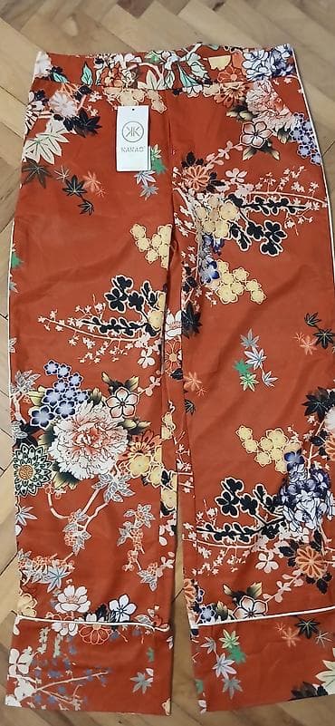 KAKAO dame pantalone sa cvetnim printom - Model: KKO 4308 - Brend na lalafo.rs KAKAO dame pantalone sa cvetnim printom - Model: KKO 4308 - Brend